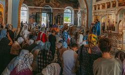 В день престольного праздника в храме Успения Пресвятой Богородицы города Калач совершено торжественное богослужение