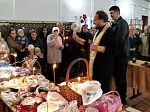 В канун Светлой Пасхи благочинный освятил пасхальные угощения в селах Богучарского района