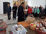 Великая суббота в Богучарском районе: священник освятил пасхальную снедь на сельских приходах