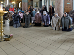 В пятницу Страстной седмицы Преосвященнейший епископ Дионисий совершил вечерню с выносом Плащаницы Спасителя в Ильинском кафедральном соборе Россоши