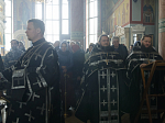 В пятницу Страстной седмицы Преосвященнейший епископ Дионисий совершил вечерню с выносом Плащаницы Спасителя в Ильинском кафедральном соборе Россоши