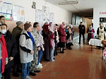 В канун Светлой Пасхи благочинный освятил пасхальные угощения в селах Богучарского района