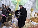 В святочные дни Рождества, священник совершил визит на праздничный концерт группы № 7 в СОШ № 9