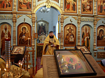 В поселке Каменка прихожане поздравили настоятеля Казанского храма с Днем рождения 