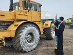 Визит священника на сельхозпредприятие «Агросоюз»: молебен на начало нового сельскохозяйственного сезона