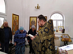 На приходах Богучарского благочиния священник совершил Таинство Соборования