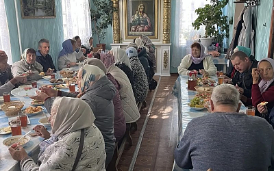 В трапезной Казанского храма Каменки прошла благословенная трапеза для пожилых прихожан