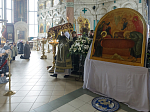 В пятницу Страстной седмицы Преосвященнейший епископ Дионисий совершил вечерню с выносом Плащаницы Спасителя в Ильинском кафедральном соборе Россоши