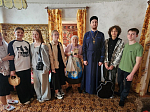 Представители молодежного актива поздравили пожилых прихожанок собора со Святой Пасхой