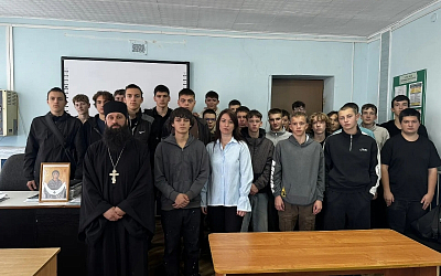 В праздник Покрова клирик Россошанского благочиния посетил один из корпусов Россошанского техникума 