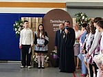 В поселке Каменка настоятеля Успенского храма села Трехстенки иерей Артемий Фисенко поздравили школьников с окончанием учебного года