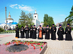 Духовенство и миряне Калачеевского церковного округа возложили цветы к мемориалу Памяти героев-калачеевцев