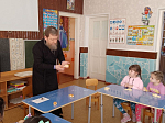 Настоятель Покровского храма с. Шапошниковка принял участие в мастер-классе в детском саду 