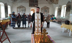 В преддверии Троицкой родительской субботы священник совершил панихиды в селах Богучарского района