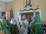 В праздник Святой Троицы Правящий Архиерей совершил Литургию в Свято-Троицком храме г. Россоши