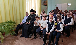 Священнослужитель принял участие во внеклассном занятии, посвященном Дню матери, в школе села Солдатское Острогожского района
