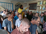 Иерей Игорь Подопригорин освятил мед нового урожая в социальных учреждениях Воробьевского района