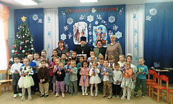 Настоятель Свято-Митрофановского храма села Верхний Мамон поздравил воспитанников местного детского сада с Рождеством Христовым
