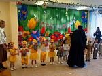 Священник поздравил воспитанников детских садов города Богучар с праздником Христова Воскресения