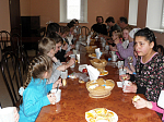 В Верхнемамонском Молодежном духовно-просветительском центре прошел мастер-класс по выпечке «жаворонков»