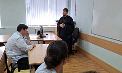 Настоятель храма Всемилостивого Спаса посетил Россошанский медицинский колледж
