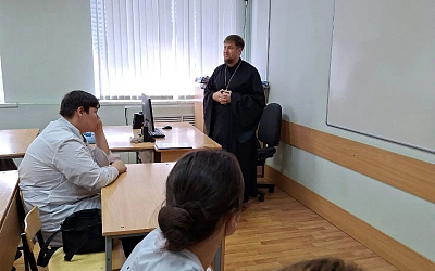 Настоятель храма Всемилостивого Спаса посетил Россошанский медицинский колледж