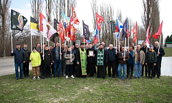В поселке Каменка состоялся братский молебен у Поклонного креста