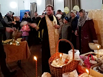 В канун Светлой Пасхи благочинный освятил пасхальные угощения в селах Богучарского района