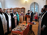 В Казанском храме поселка Каменка состоялось Таинство Елеосвящения для духовенства благочиния