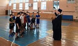 Клирик Калачеевского благочиния благословил учащих и учащихся местных школ на предстоящий год