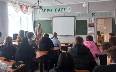 Духовно‑культурная встреча: настоятель Михайло‑Архангельского храма села Воронцовка посетил учеников сельской школы 