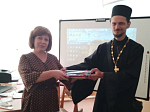Иерей Никита Кравцов поздравил учащихся МКОУ Новокриушанской СОШ с Днем знаний и подарил первоклассникам канцелярские наборы