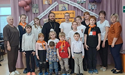 Накануне Дня братьев и сестер иерей Игорь Подопригорин встретился с воспитанниками социально-реабилитационного центра в Воробьевке