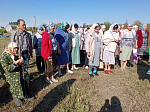 В Русской Журавке прошли крестным ходом и помолились на месте разрушенного храма в честь иконы Божией Матери «Неопалимая Купина»