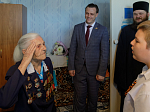 Секретарь Россошанской епархии и воспитанники воскресной школы «Добро» поздравили ветерана с Днем Победы и личным 100-летним юбилеем