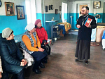Священник провел беседу о православной книге с прихожанами
