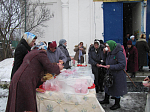 На Масленицу после Божественной литургии матушка Ирина Ельчанинова с помощницами угощала всех прихожан