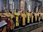 Епископ Россошанский и Острогожский Дионисий совершил молебен с акафистом святителю Тихону, Патриарху Московскому, в Благовещенском кафедральном соборе г. Воронежа