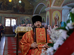 Епископ Россошанский и Острогожский Дионисий возглавил Божественную литургию в храме Архистратига Божия Михаила города Острогожска
