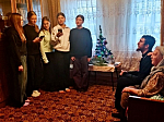 Представители молодежного актива благочиния поздравили пожилых прихожан собора с Рождеством Христовым