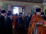 Епископ Россошанский и Острогожский Дионисий возглавил Божественную литургию в храме Архистратига Божия Михаила города Острогожска