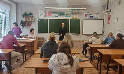 Священник принял участие в родительском собрании в Репьевской СОШ