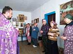 На приходах Богучарского благочиния священнослужитель совершил Таинство Соборования в преддверии Страстной седмицы