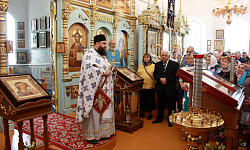 Прихожане Казанского храма поселка Каменка поздравили благочинного со знаменательной датой со дня диаконской хиротонии