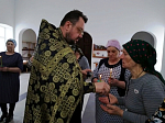 На приходах Богучарского благочиния священник совершил Таинство Соборования