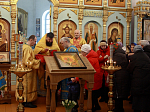 В поселке Каменка прихожане поздравили настоятеля Казанского храма с Днем рождения 