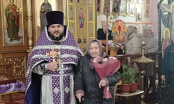 В храме святого Великомученика и Целителя Пантелеимона села Пришиб поздравили одну из старейших прихожанок храма с днем рождения