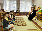 В городе Россошь клирик Россошанского благочиния посетил детский сад № 7
