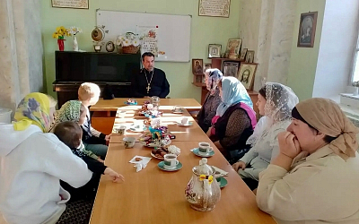 В Кантемировке священнослужитель провел духовную беседу с членами семей военнослужащих