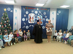 Настоятель Свято-Митрофановского храма села Верхний Мамон поздравил воспитанников местного детского сада с Рождеством Христовым